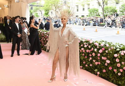 Смелый образ похудевшей Селин Дион на Met Gala <span class="color_red">- ФОТО</span>