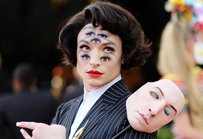 Эзра Миллер с самым необычным макияжем на Met Gala <span class="color_red">- ФОТО</span>
