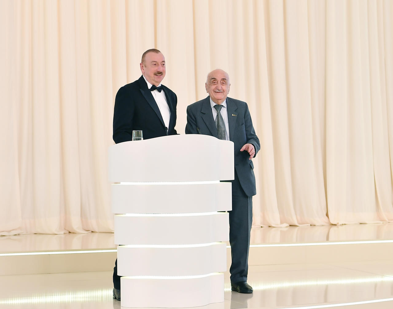 Президент Ильхам Алиев и Первая леди Мехрибан Алиева приняли участие в торжественной церемонии, посвященной 96-летию Гейдара Алиева и 15-летию Фонда Гейдара Алиева