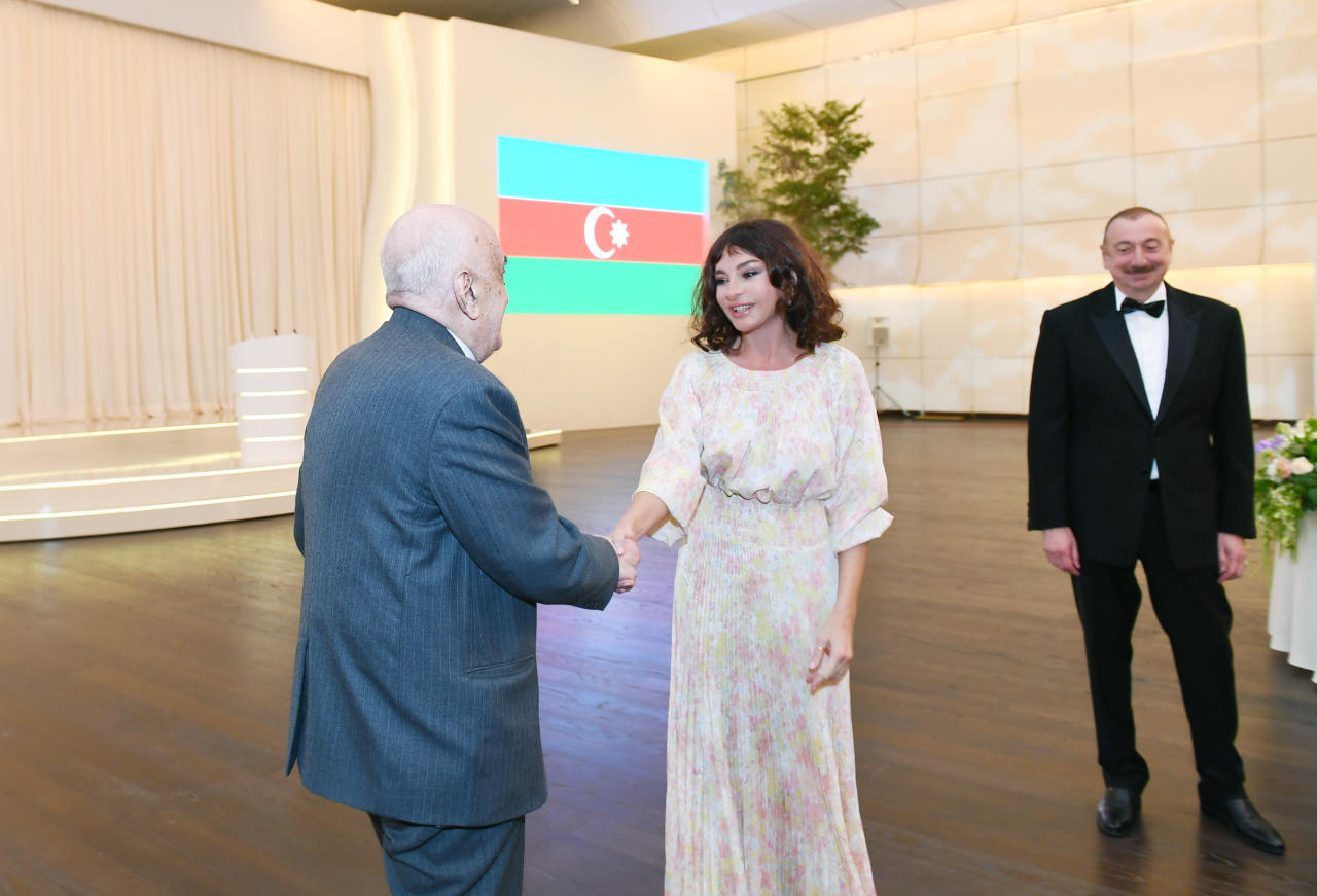 Президент Ильхам Алиев и Первая леди Мехрибан Алиева приняли участие в торжественной церемонии, посвященной 96-летию Гейдара Алиева и 15-летию Фонда Гейдара Алиева