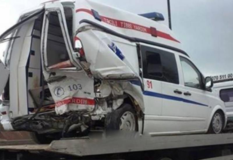 В Баку "скорая" попала в тяжелую аварию