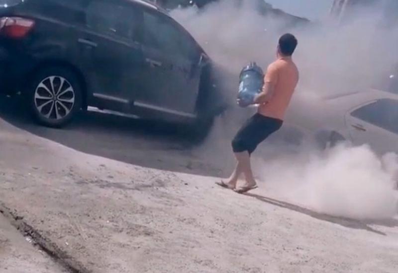 В Баку сгорела иномарка