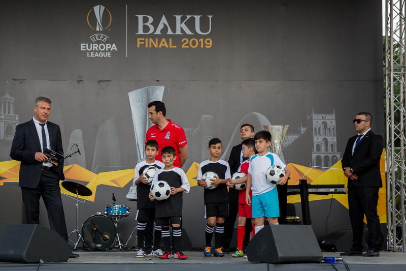 Легендарный кубок Лиги Европы UEFA прибыл в Гянджу