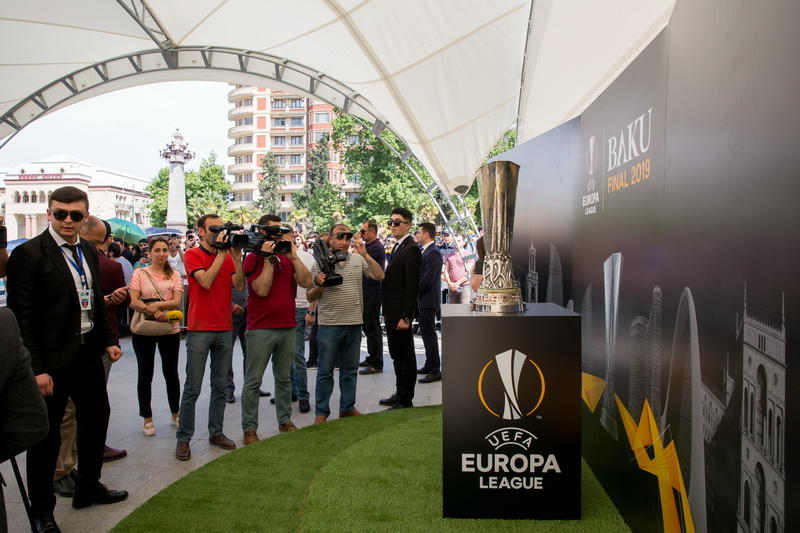 Легендарный кубок Лиги Европы UEFA прибыл в Гянджу