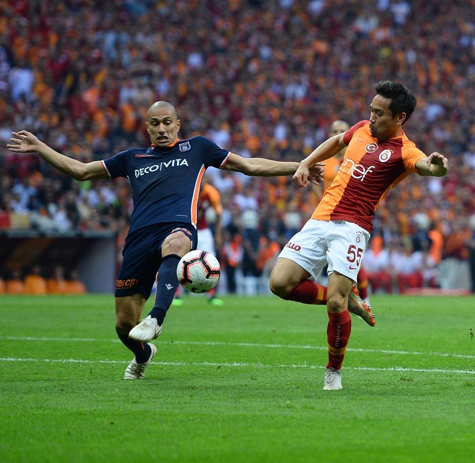 "Галатасарай" в 22-й раз выиграл чемпионат Турции по футболу