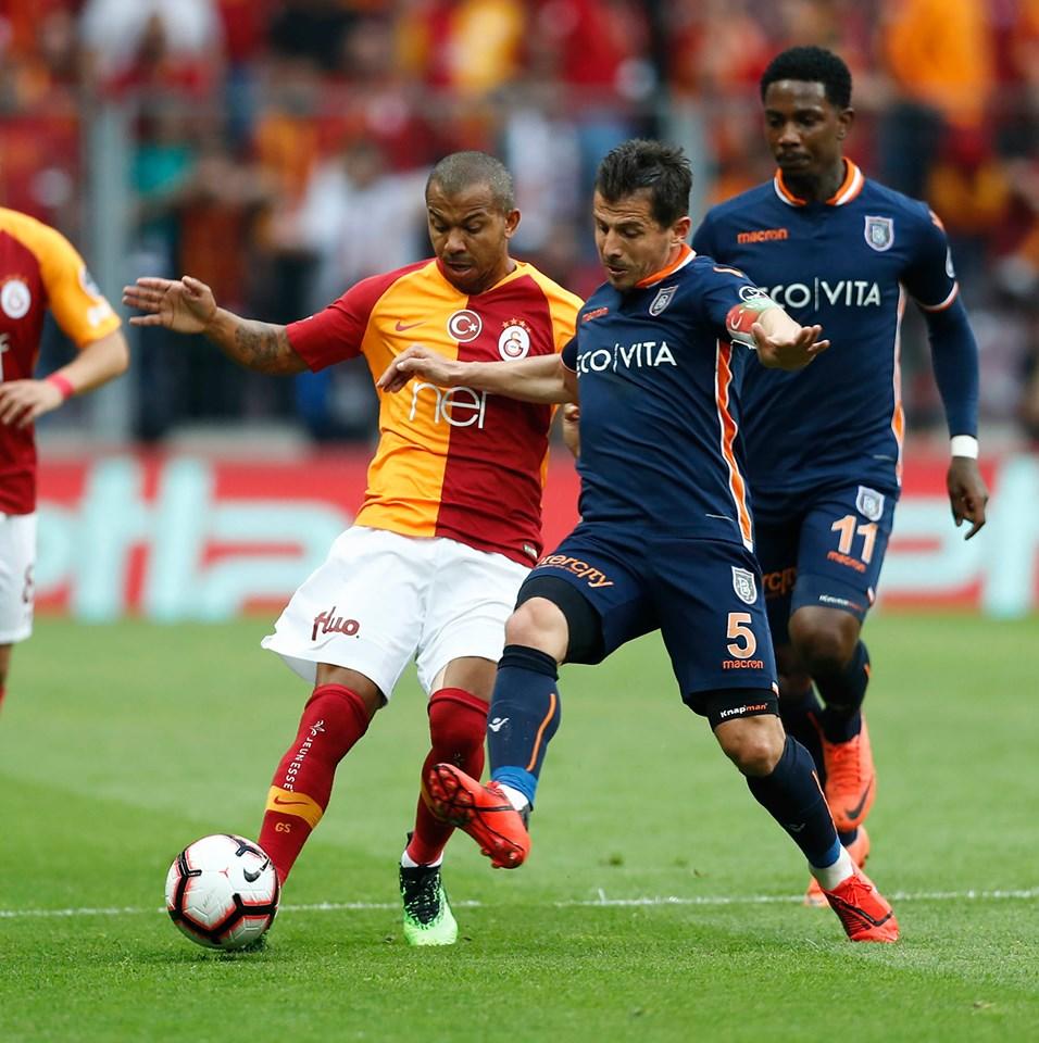 "Галатасарай" в 22-й раз выиграл чемпионат Турции по футболу