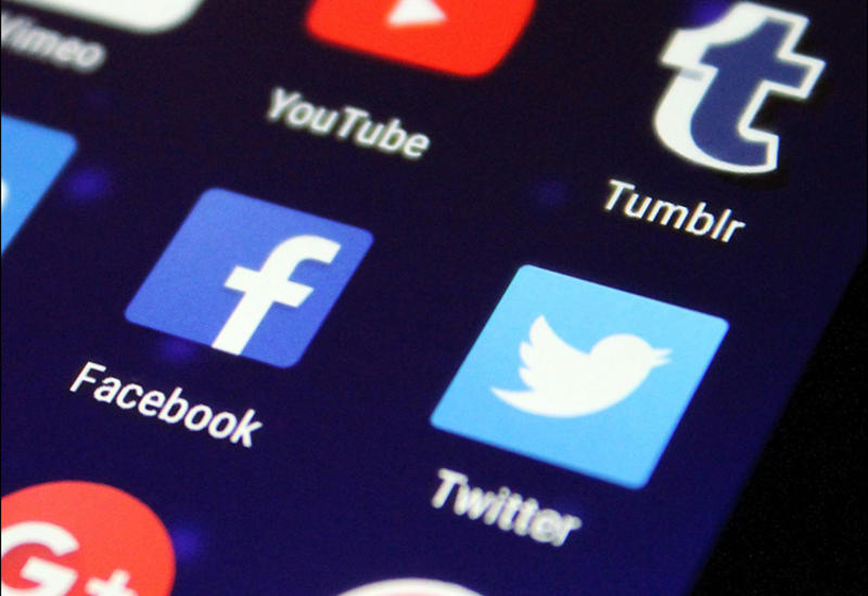 Facebook и YouTube будут удалять посты с именем обличителя Трампа