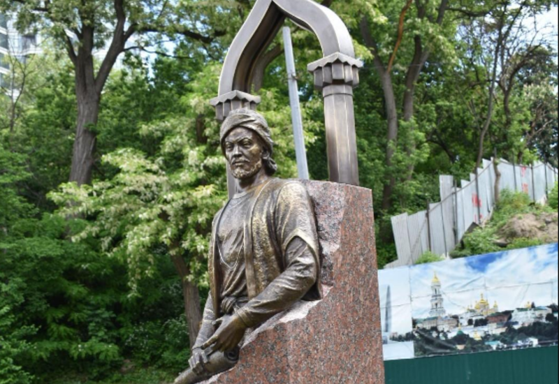 В Киеве установили памятник Насими