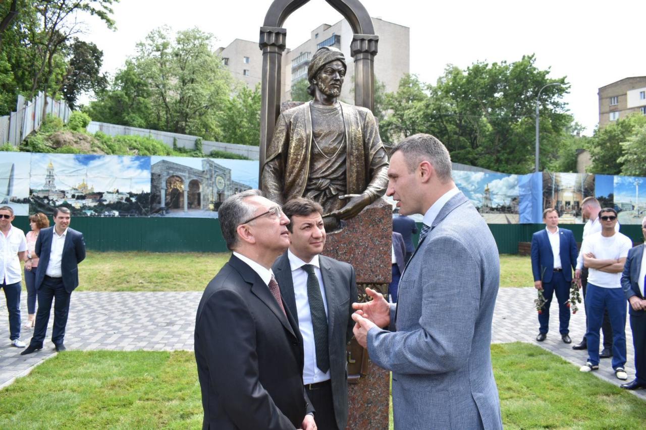 В Киеве установили памятник Насими