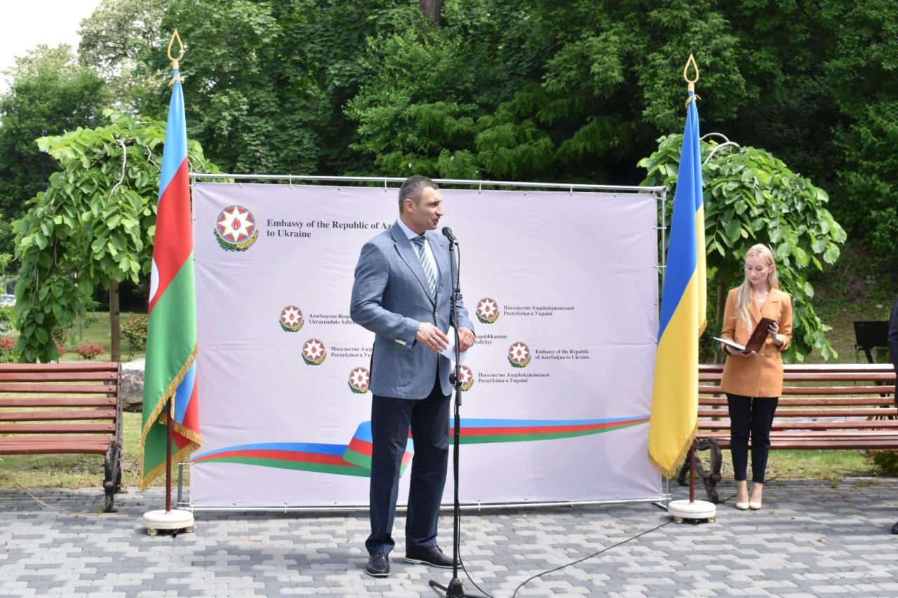 В Киеве установили памятник Насими