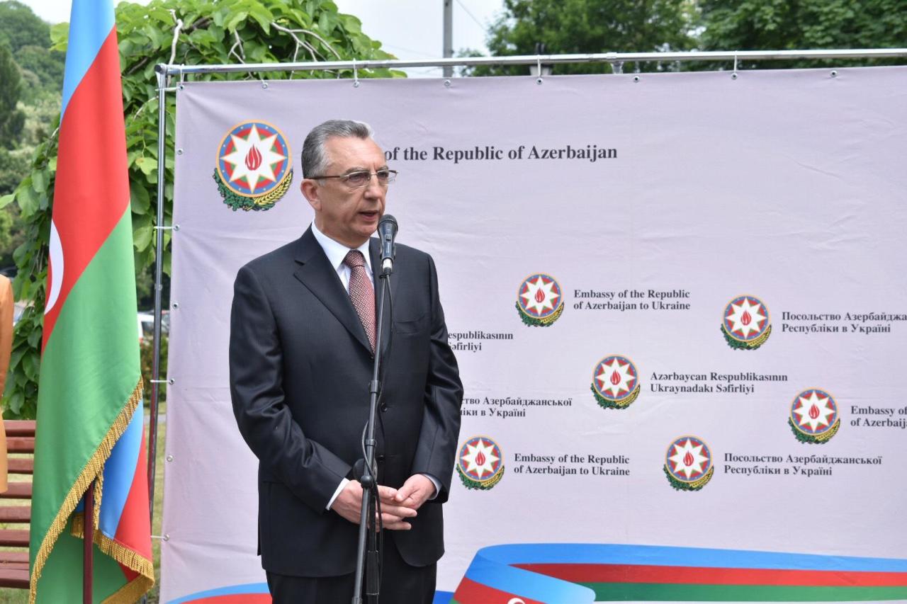 В Киеве установили памятник Насими