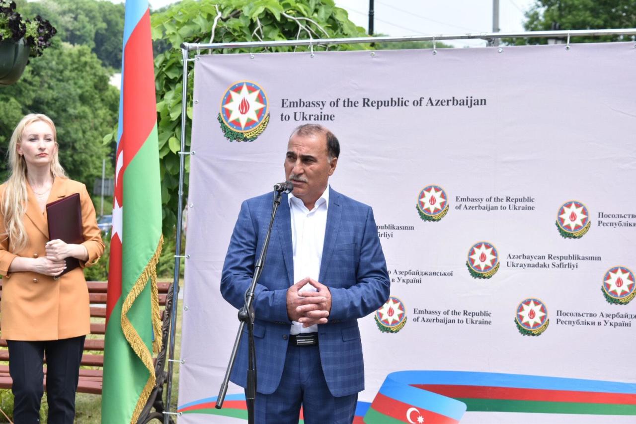 В Киеве установили памятник Насими