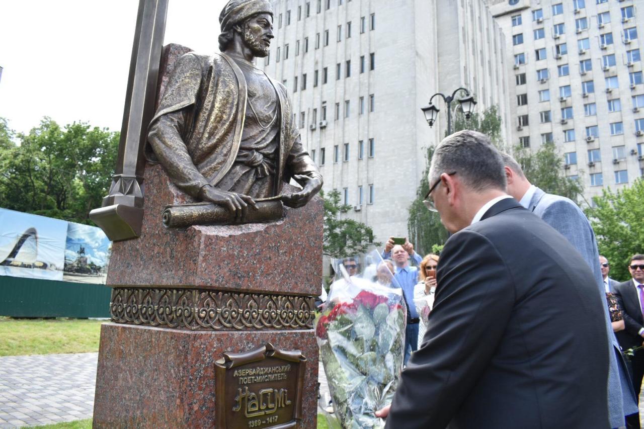В Киеве установили памятник Насими