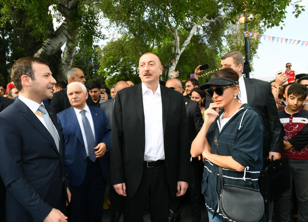 Президент Ильхам Алиев и Первая леди Мехрибан Алиева прогулялись по Приморскому парку в Баку