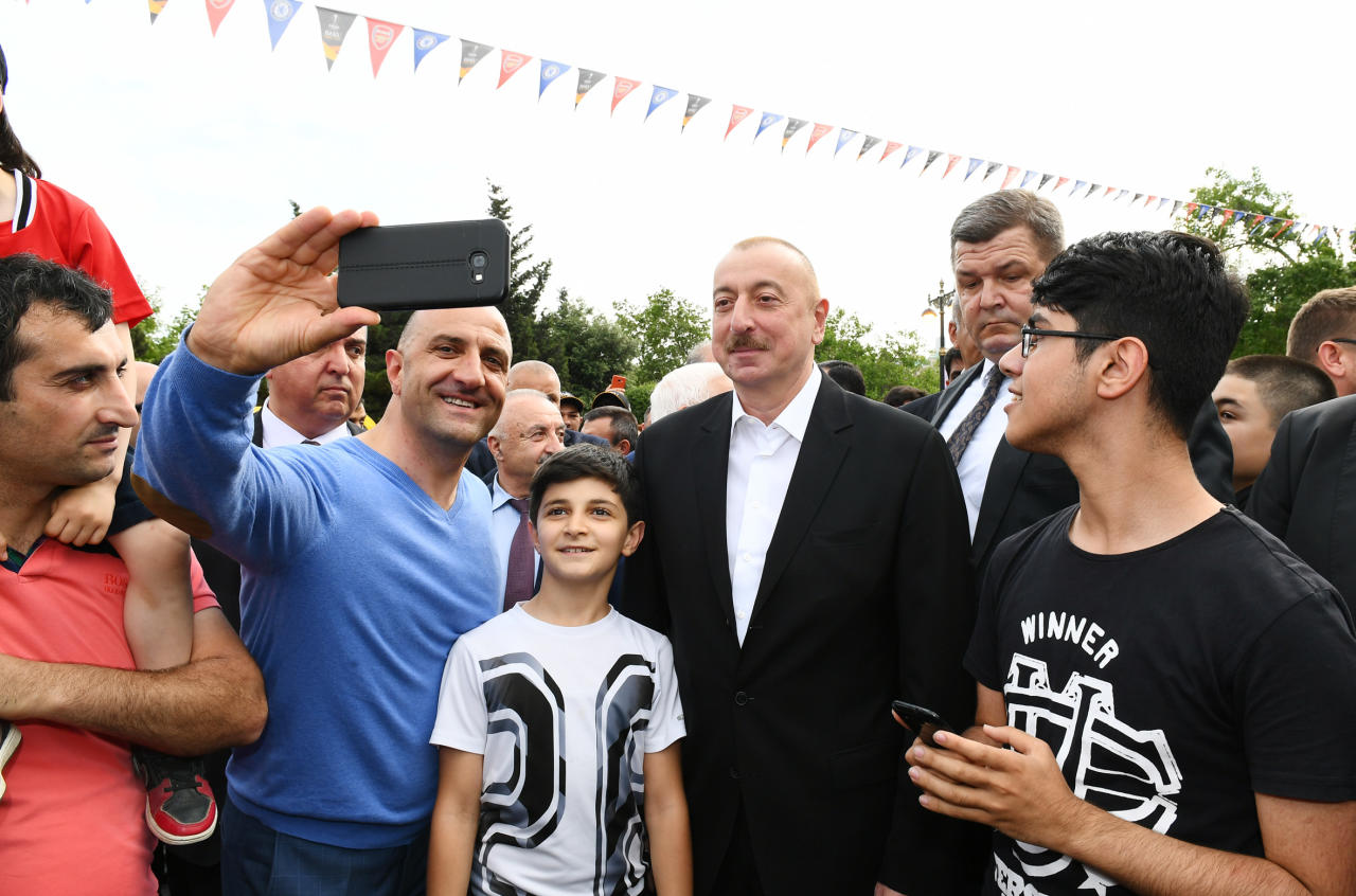 Президент Ильхам Алиев и Первая леди Мехрибан Алиева прогулялись по Приморскому парку в Баку