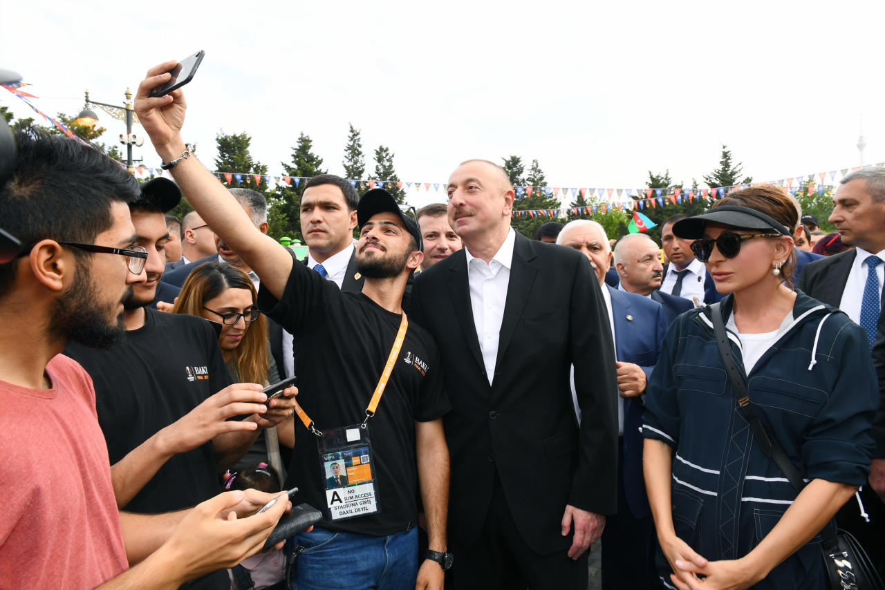Президент Ильхам Алиев и Первая леди Мехрибан Алиева прогулялись по Приморскому парку в Баку