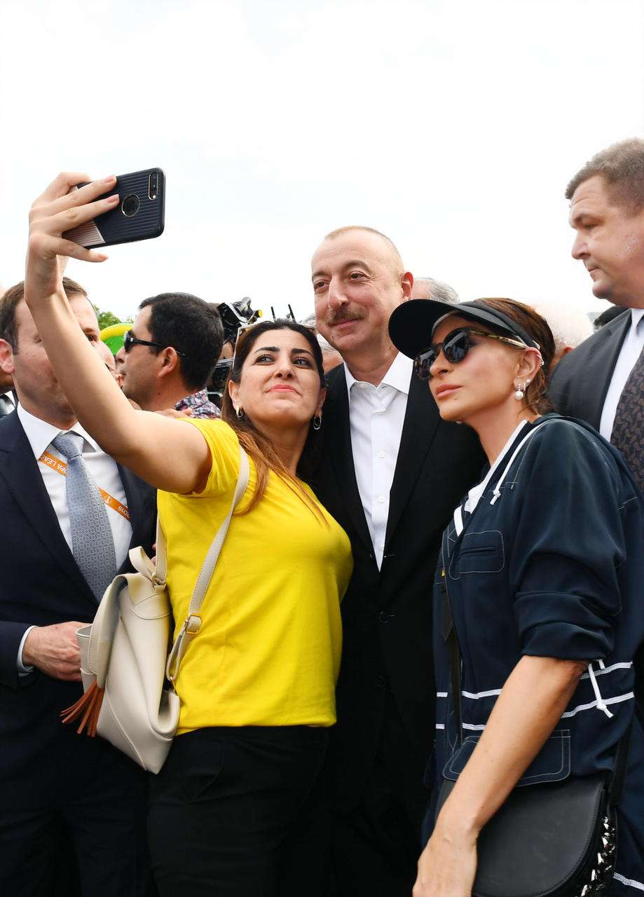 Президент Ильхам Алиев и Первая леди Мехрибан Алиева прогулялись по Приморскому парку в Баку