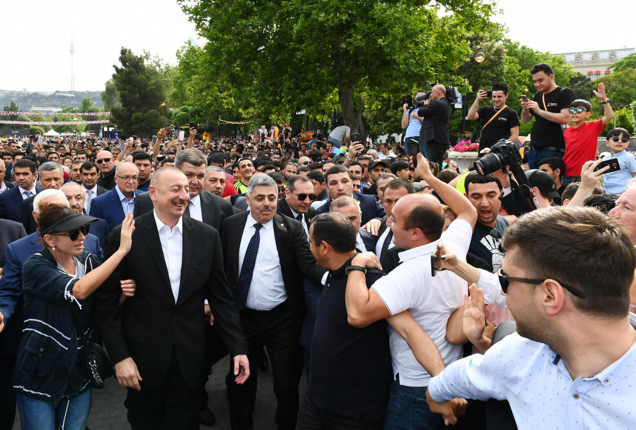 Президент Ильхам Алиев и Первая леди Мехрибан Алиева прогулялись по Приморскому парку в Баку