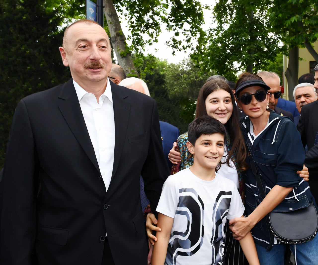 Президент Ильхам Алиев и Первая леди Мехрибан Алиева прогулялись по Приморскому парку в Баку