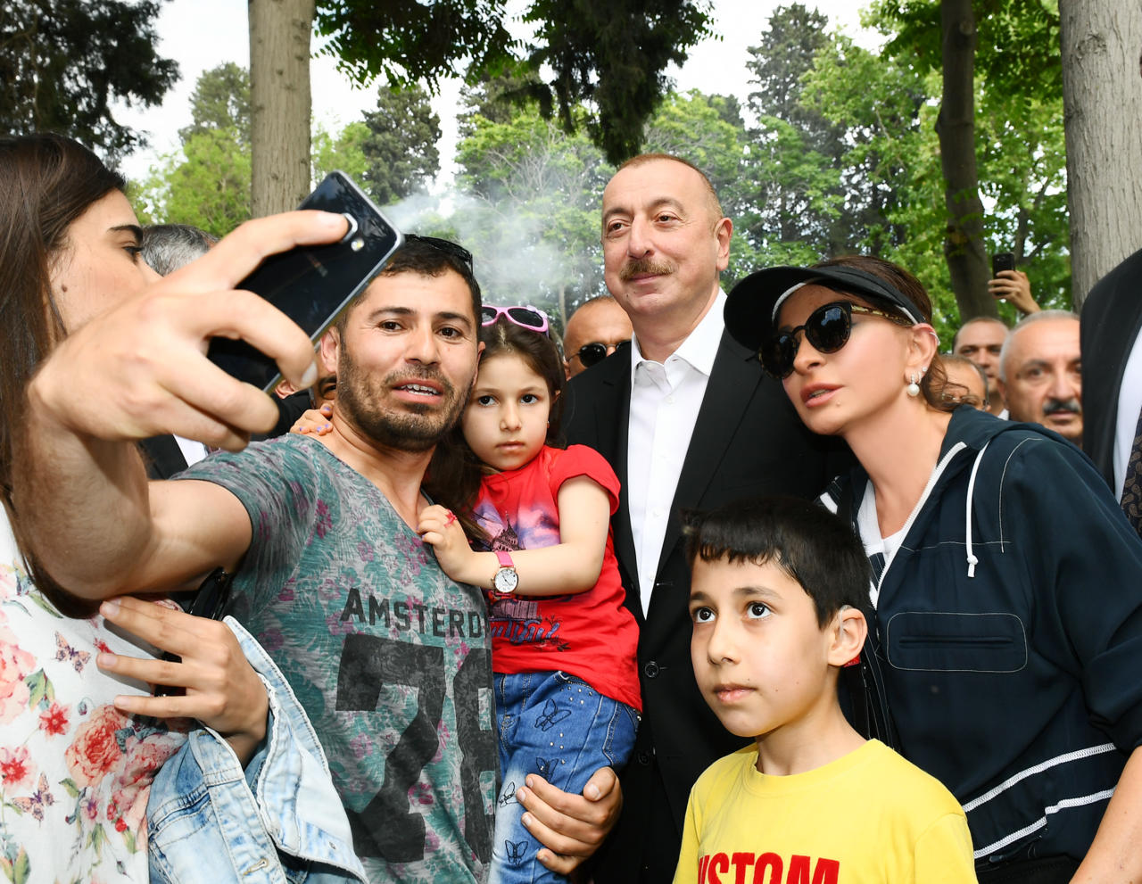 Президент Ильхам Алиев и Первая леди Мехрибан Алиева прогулялись по Приморскому парку в Баку