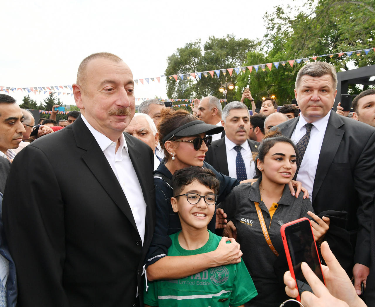 Президент Ильхам Алиев и Первая леди Мехрибан Алиева прогулялись по Приморскому парку в Баку