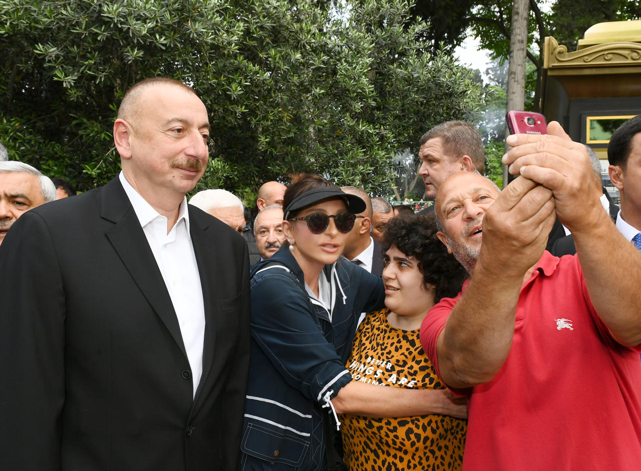 Президент Ильхам Алиев и Первая леди Мехрибан Алиева прогулялись по Приморскому парку в Баку
