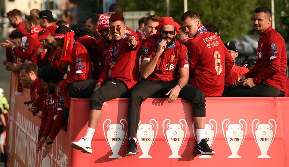 Сотни тысяч фанатов "Ливерпуля" встретили обладателей Кубка Лиги чемпионов