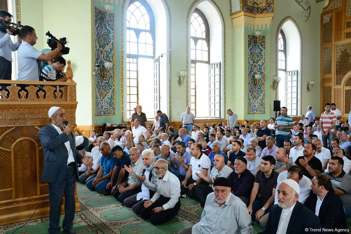 В мечети Тезепир совершен намаз по случаю праздника Рамазан