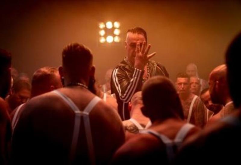 Лидер Rammstein сломал челюсть поклоннику