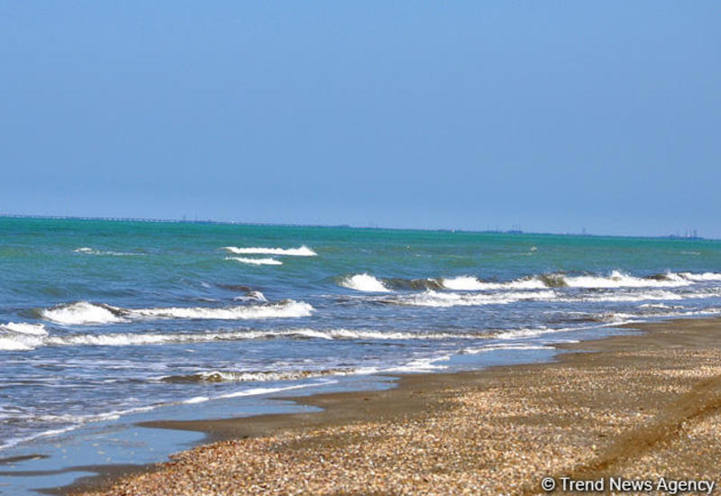 На сколько понижается уровень воды в Каспии ежегодно?