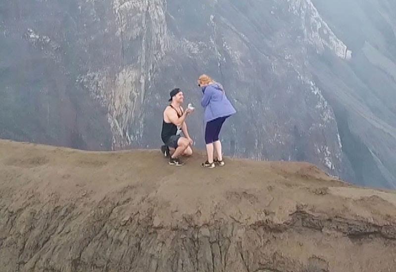 Парень сделал невероятное предложение на краю кратера