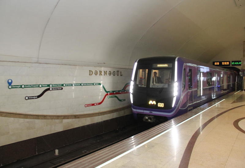 Страшные минуты в Бакинском метро: поезд проехал с открытыми дверями