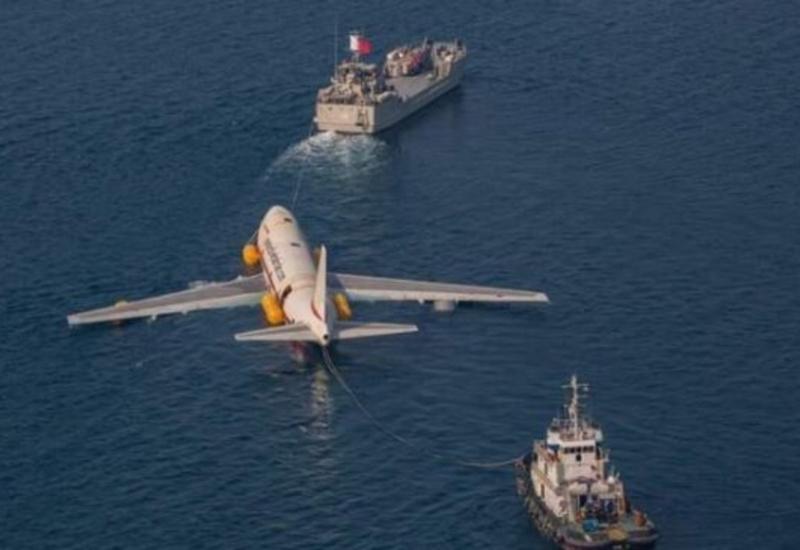 Буксировка Boeing 747 по воде попала на камеры