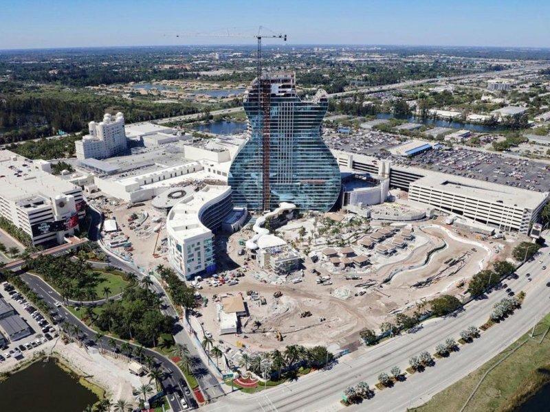 В Голливуде построили отель в форме гитары