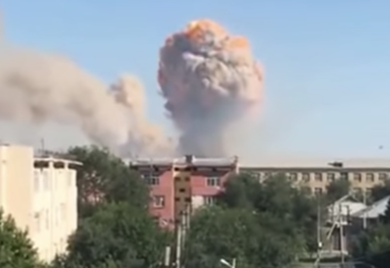 В Казахстане эвакуируют город из-за пожара в воинской части