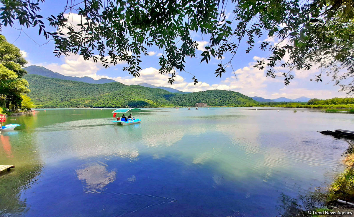 Одно из красивейших озер Азербайджана – Нохур в предгорье Большого Кавказа
