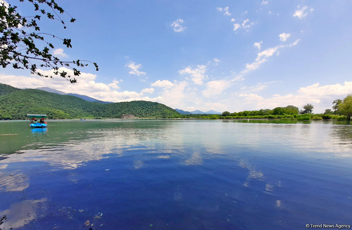 Одно из красивейших озер Азербайджана – Нохур в предгорье Большого Кавказа