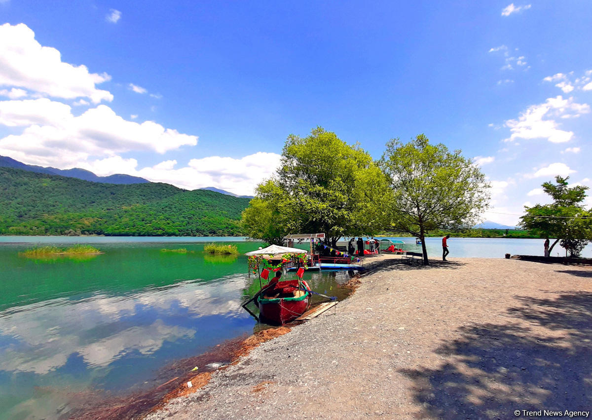 Одно из красивейших озер Азербайджана – Нохур в предгорье Большого Кавказа