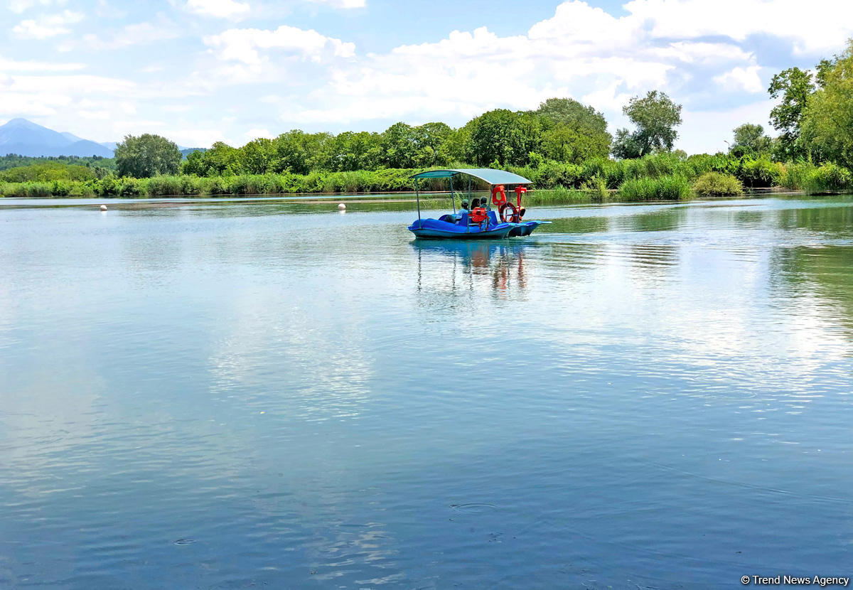 Одно из красивейших озер Азербайджана – Нохур в предгорье Большого Кавказа