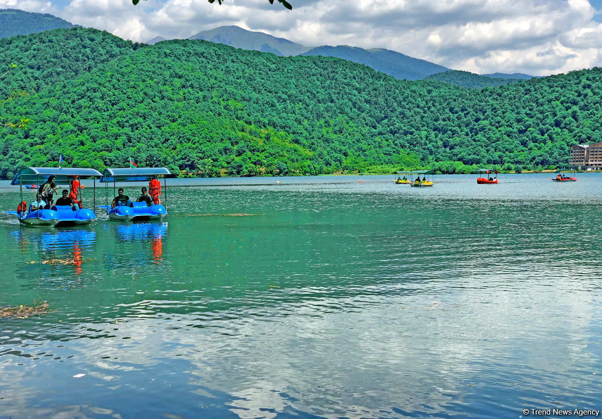 Одно из красивейших озер Азербайджана – Нохур в предгорье Большого Кавказа