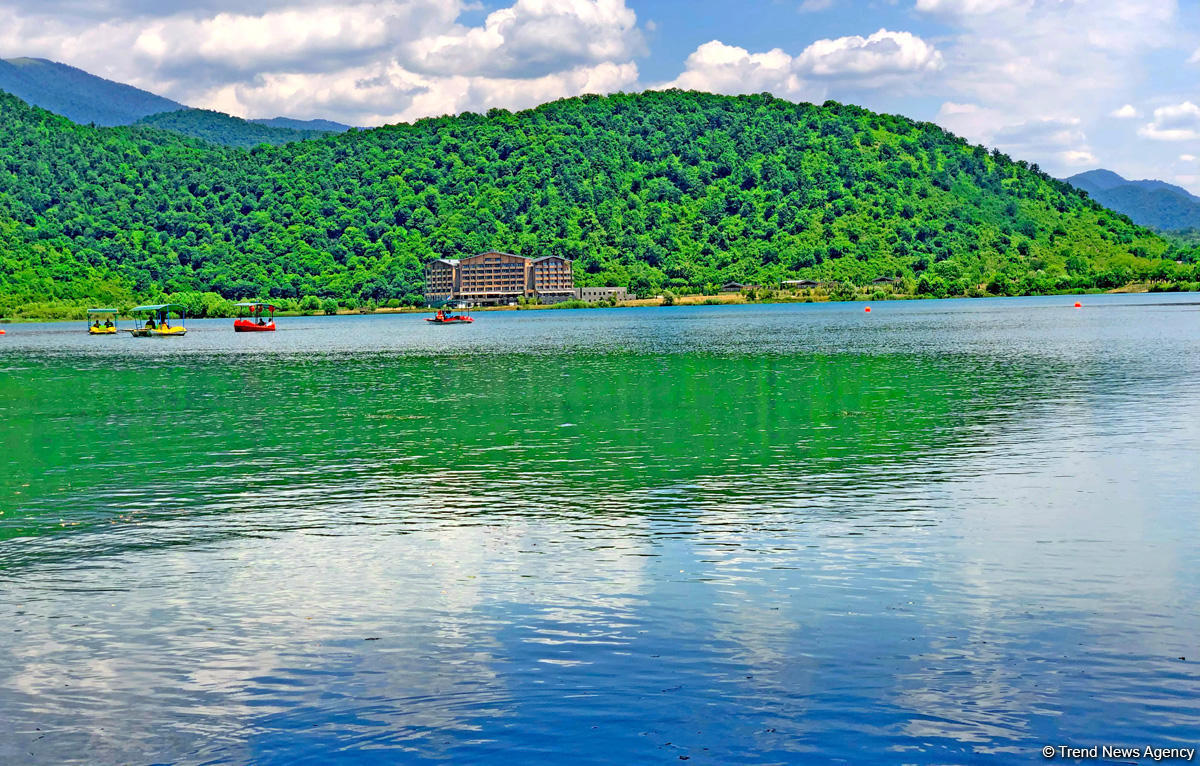 Одно из красивейших озер Азербайджана – Нохур в предгорье Большого Кавказа