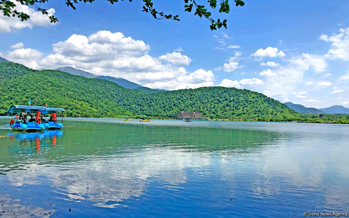 Одно из красивейших озер Азербайджана – Нохур в предгорье Большого Кавказа