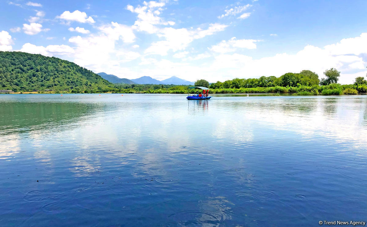 Одно из красивейших озер Азербайджана – Нохур в предгорье Большого Кавказа