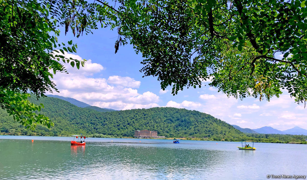 Одно из красивейших озер Азербайджана – Нохур в предгорье Большого Кавказа