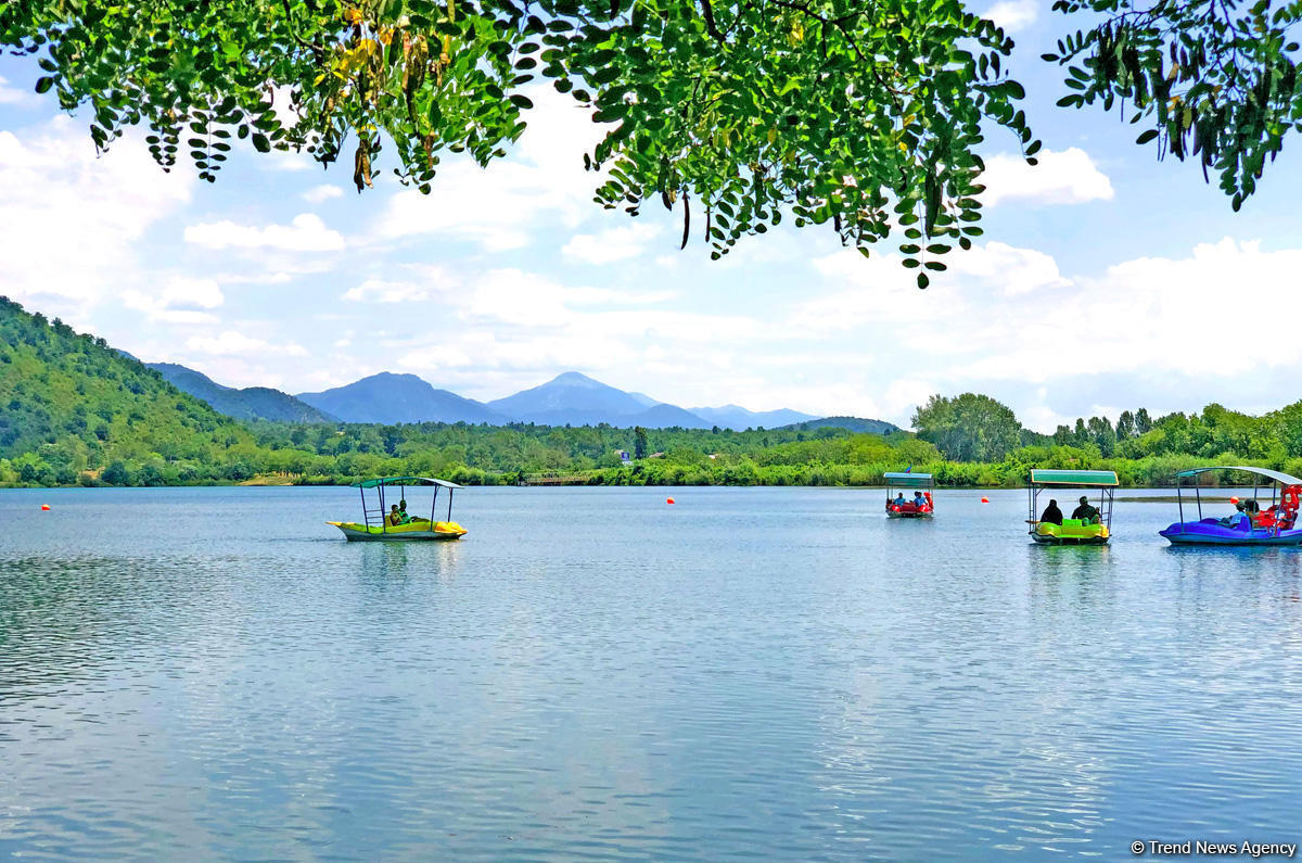 Одно из красивейших озер Азербайджана – Нохур в предгорье Большого Кавказа