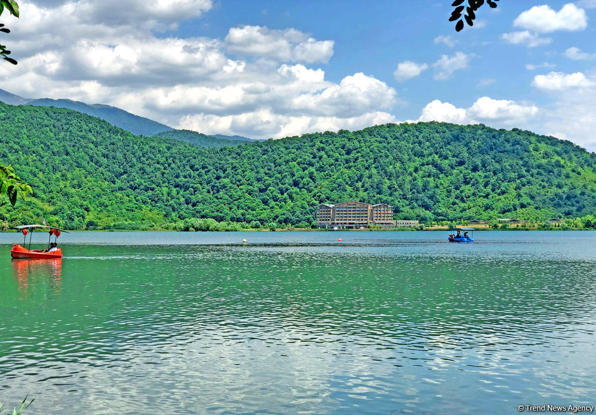 Одно из красивейших озер Азербайджана – Нохур в предгорье Большого Кавказа