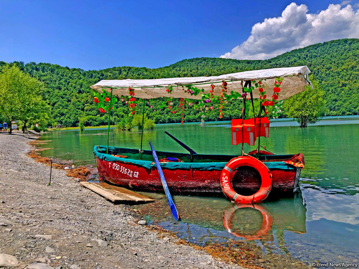 Одно из красивейших озер Азербайджана – Нохур в предгорье Большого Кавказа