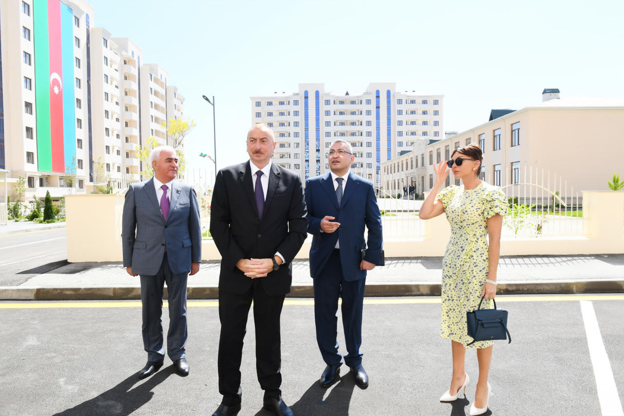 Президент Ильхам Алиев и Первая леди Мехрибан Алиева приняли участие в открытии жилого комплекса для вынужденных переселенцев в Баку