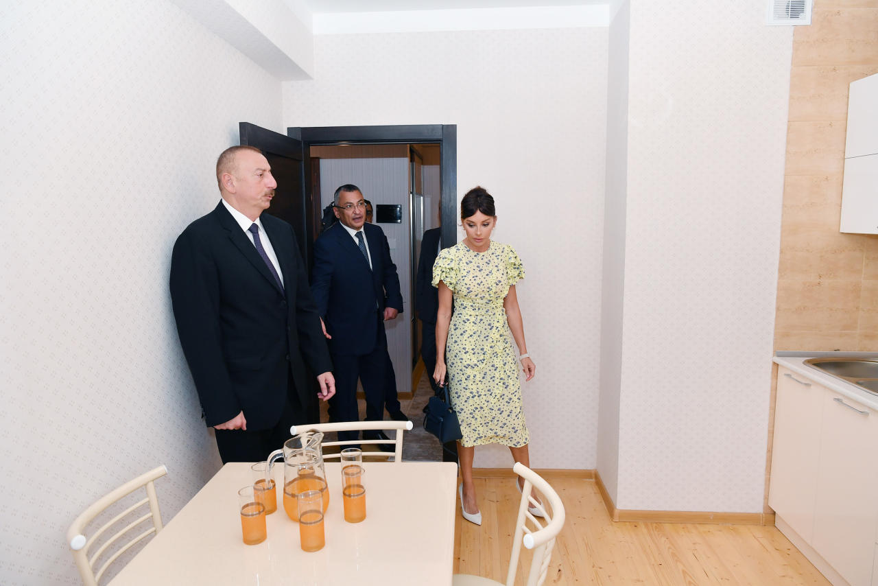 Президент Ильхам Алиев и Первая леди Мехрибан Алиева приняли участие в открытии жилого комплекса для вынужденных переселенцев в Баку