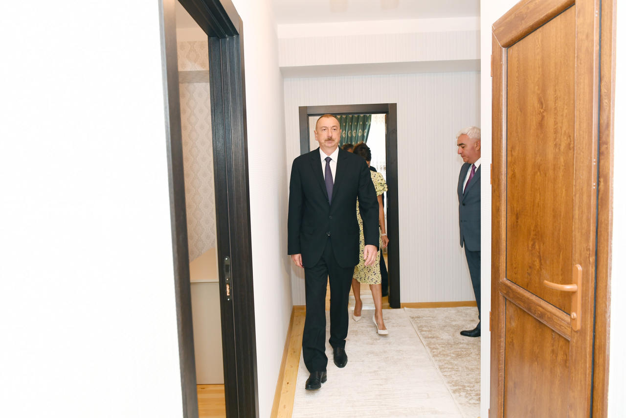 Президент Ильхам Алиев и Первая леди Мехрибан Алиева приняли участие в открытии жилого комплекса для вынужденных переселенцев в Баку